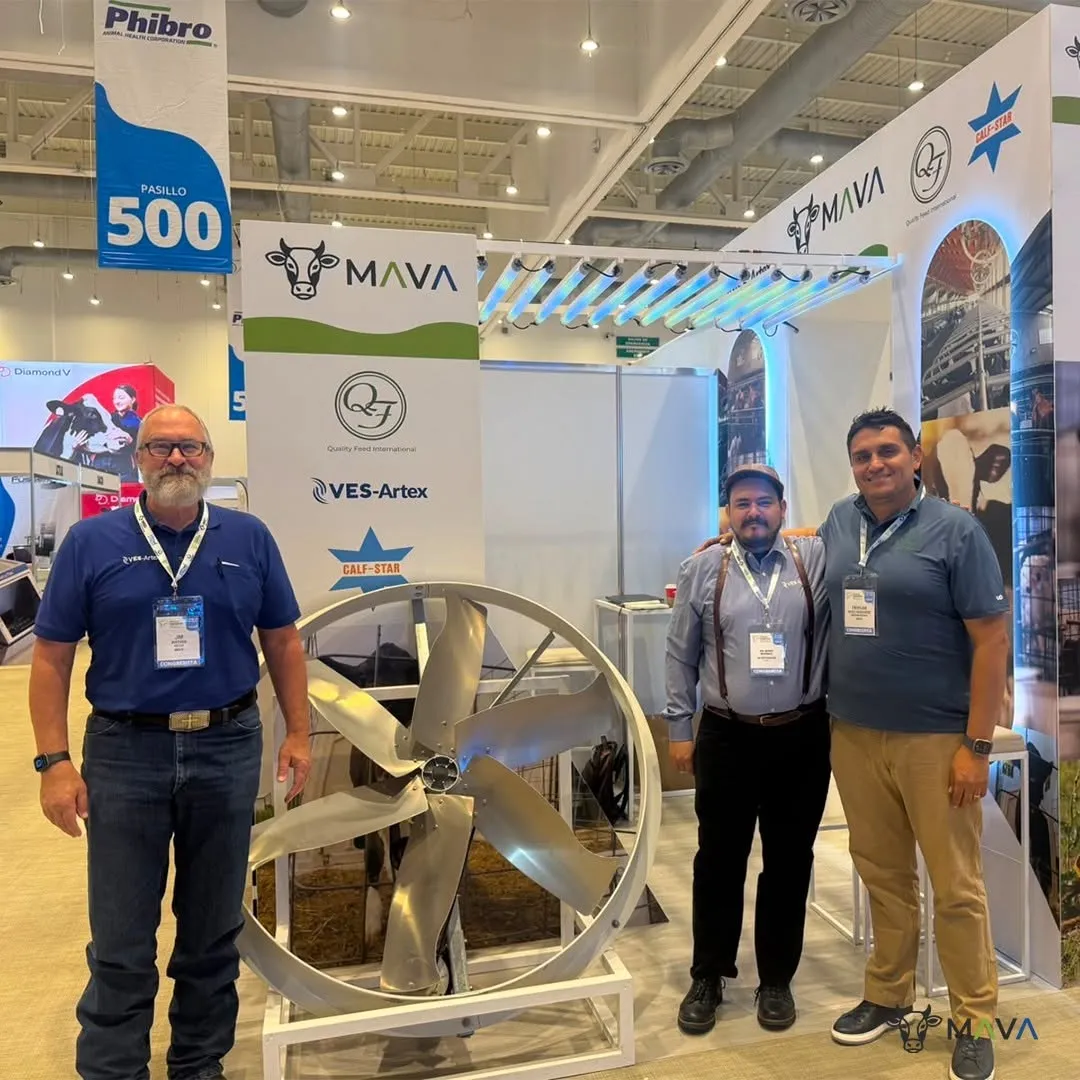 Tres personas junto a un ventilador en el stand, con logos de Mava, Quality Feed International y VES-Artex.